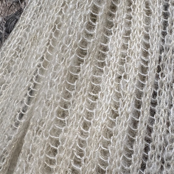 ✨Elegant Cream & Gold Knit Scarf✨ - Picture 3 of 4